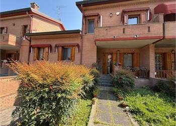 VILLETTA LIBERA SU DUE LATI LATERALE  VIA FABBRI
