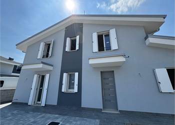 BIFAMILIARE DI NUOVA COSTRUZIONE - ZONA EST