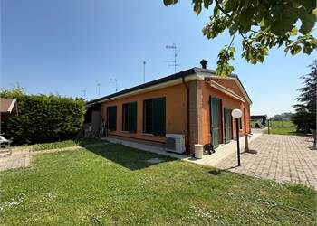 VILLA  A SCHIERA CON GRANDE GIARDINO A QUARTESANA