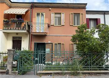 PORZIONE DI CASA - VIA SANI 