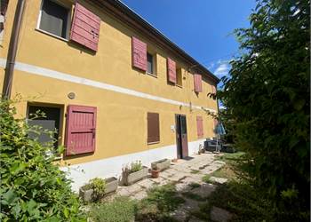 CASA INDIPENDENTE IMMERSA NEL VERDE