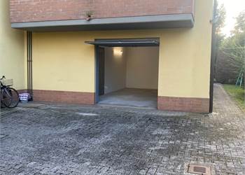 AFFITTASI GARAGE GRANDE ZONA INTERSPAR MALPASSO