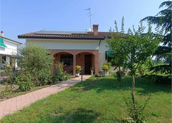 TRESIGALLO VILLA  INTERAMENTE AL  PIANO TERRA  COMODA AL MARE