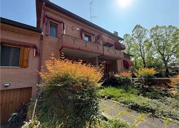 VILLETTA LIBERA SU DUE LATI LATERALE  VIA FABBRI