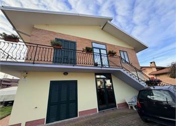 CODREA - CASA INDIPENDENTE SU DUE LIVELLI CON GIARDINI 