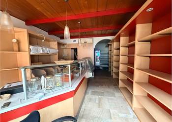 DISPONIBILE DA SUBITO NEGOZIO CON VETRINA 