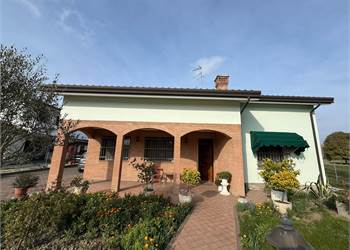 TRESIGALLO VILLA  INTERAMENTE AL  PIANO TERRA  COMODA AL MARE