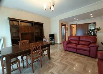 AMPIO E LUMINOSO APPARTAMENTO VIALE CAVOUR