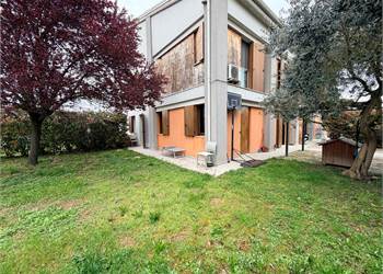 VENDESI QUADRILOCALE A CONA - GIARDINO PRIVATO