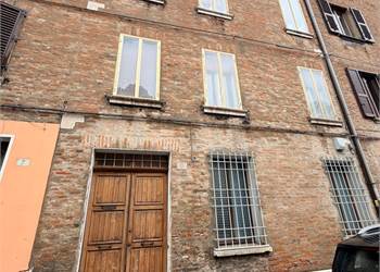 VENDESI INTERO PALAZZO IN ZONA CENTRALE