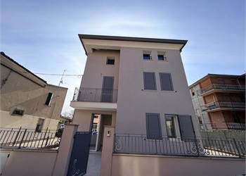 VENDESI VILLA INDIPENDENTE CON DEPENDANCE